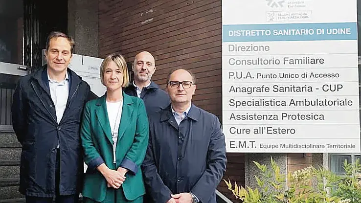 Il nuovo direttore Angela Panzera davanti alla sede del distretto
