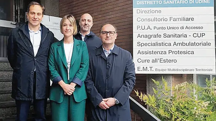 Il nuovo direttore Angela Panzera davanti alla sede del distretto