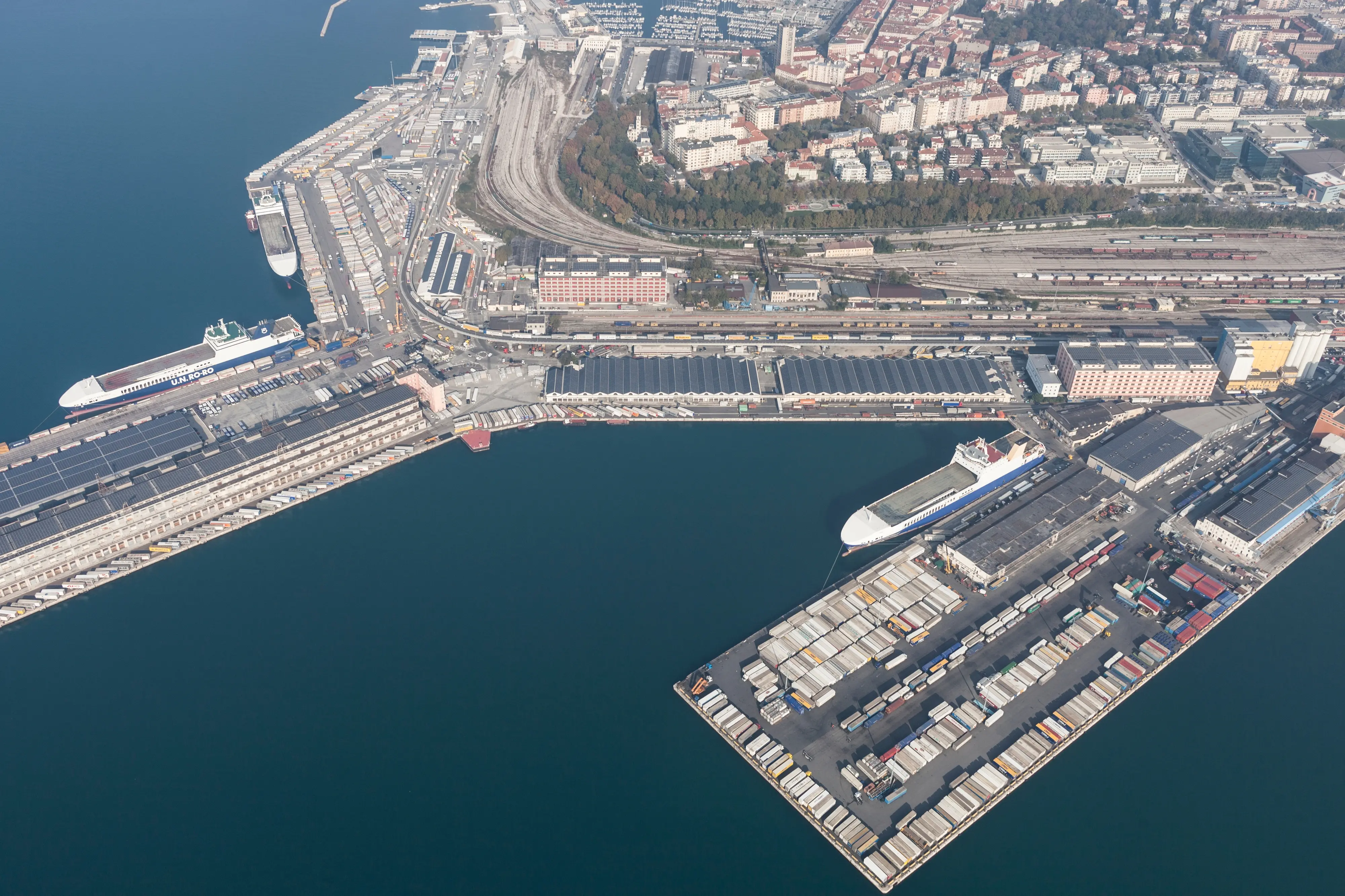 Una veduta dall'altro dei terminal Samer e Parisi del porto di Trieste. Foto di Fabrizio Giraldi.
