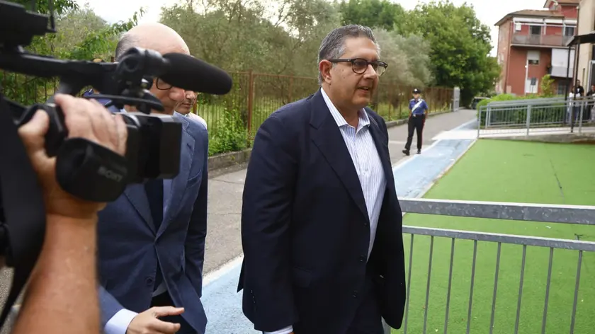 Il presidente della regione Liguria Giovanni Toti arriva al plesso scolastico Don Lorenzo Celsi per votare alle elezioni europee ad Ameglia, 09 giugno 2024. Il presidente ha potuto espletare il suo diritto al voto dopo che la Procura di Genova lo ha autorizzato. The president of the Liguria region Giovanni Toti arrives at the Don Lorenzo Celsi school complex to vote in the European elections in Ameglia, 09 June 2024. The president was able to exercise his right to vote after the Genoa Prosecutor's Office authorized it. ANSA/LUCA ZENNARO