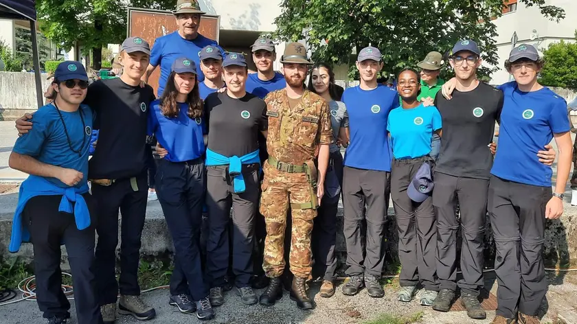 Diego Dalle Mule in mimetica con i ragazzi dei campi scuola