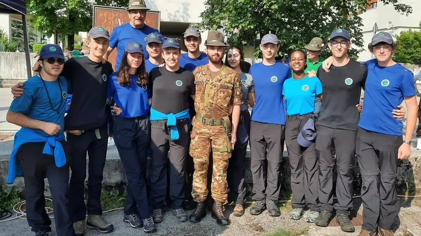 Diego Dalle Mule in mimetica con i ragazzi dei campi scuola
