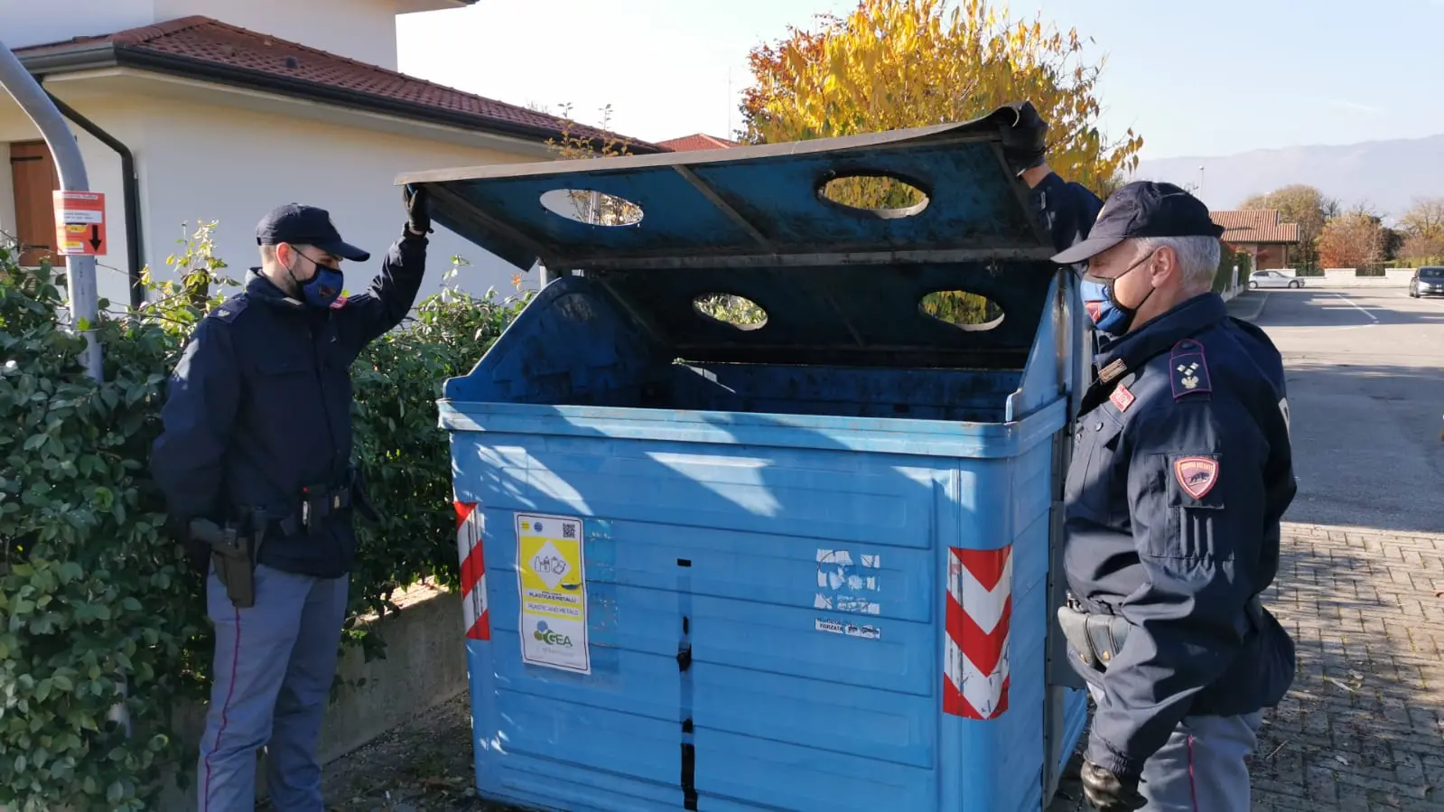 Il cassonetto dove l'omicida ha buttato via l'arma del delitto