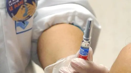 20091102 - ROMA - HTH - INFLUENZA A: FED. PEDIATRI, NO A VACCINO A TUTTI I BAMBINI. Personale sanitario si sottopone al vaccino contro il virus dell'influenza A oggi 2 novembre nell'Ospedale Pediatrico Bambin Gesu' di Roma. MAURIZIO BRAMBATTI/ANSA/BT-CRI