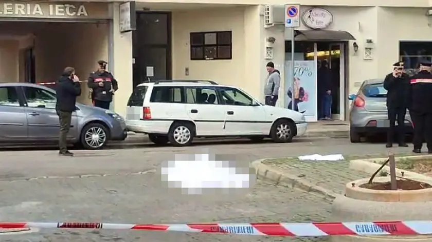 Il luogo in cui un uomo è stato ucciso a colpi di arma da fuoco in pieno giorno nel centro di Casarano, in provincia di Lecce, 02 marzo 2024. ANSA/ STEFANIA CONGEDO