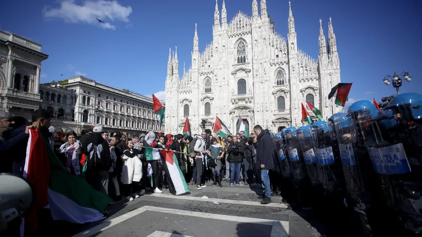 In occasione della Festa della Liberazione, scontri e tensione con la polizia alla manifestazione del Coordinamento per la Pace "Viva la repubblica antifascista" a Milano, 25 aprile 2024.ANSA/MOURAD BALTI TOUATI