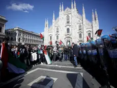 In occasione della Festa della Liberazione, scontri e tensione con la polizia alla manifestazione del Coordinamento per la Pace "Viva la repubblica antifascista" a Milano, 25 aprile 2024.ANSA/MOURAD BALTI TOUATI