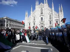 In occasione della Festa della Liberazione, scontri e tensione con la polizia alla manifestazione del Coordinamento per la Pace "Viva la repubblica antifascista" a Milano, 25 aprile 2024.ANSA/MOURAD BALTI TOUATI
