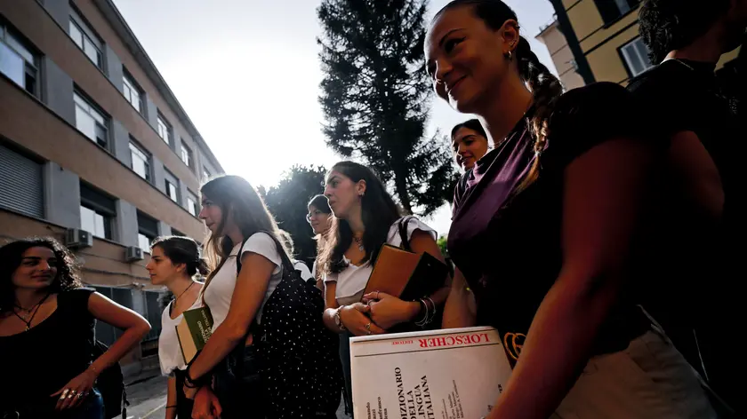 Studentesse e studenti con il vocabolario di italiano sotto braccio aspettano l'apertura della scuola al liceo Mercalli di Napoli, 21 giugno 2023. Da stamattina oltre 536.000 studenti saranno alle prese in Italia con gli esami di Maturità. E quest'anno si torna alla formula pre-Covid, con due scritti e un colloquio. Oggi si parte con la prima prova, quella di Italiano. ANSA/CIRO FUSCO Final exam at the Mercalli high school in Naples, 21 June 2023. From this morning over 536,000 students in Italy will be grappling with the final exams. And this year we return to the pre-Covid formula, with two writings and an interview. Today we start with the first test, that of Italian. ANSA/CIRO FUSCO