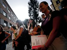 Studentesse e studenti con il vocabolario di italiano sotto braccio aspettano l'apertura della scuola al liceo Mercalli di Napoli, 21 giugno 2023. Da stamattina oltre 536.000 studenti saranno alle prese in Italia con gli esami di Maturità. E quest'anno si torna alla formula pre-Covid, con due scritti e un colloquio. Oggi si parte con la prima prova, quella di Italiano. ANSA/CIRO FUSCO Final exam at the Mercalli high school in Naples, 21 June 2023. From this morning over 536,000 students in Italy will be grappling with the final exams. And this year we return to the pre-Covid formula, with two writings and an interview. Today we start with the first test, that of Italian. ANSA/CIRO FUSCO