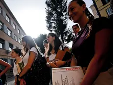 Studentesse e studenti con il vocabolario di italiano sotto braccio aspettano l'apertura della scuola al liceo Mercalli di Napoli, 21 giugno 2023. Da stamattina oltre 536.000 studenti saranno alle prese in Italia con gli esami di Maturità. E quest'anno si torna alla formula pre-Covid, con due scritti e un colloquio. Oggi si parte con la prima prova, quella di Italiano. ANSA/CIRO FUSCO Final exam at the Mercalli high school in Naples, 21 June 2023. From this morning over 536,000 students in Italy will be grappling with the final exams. And this year we return to the pre-Covid formula, with two writings and an interview. Today we start with the first test, that of Italian. ANSA/CIRO FUSCO