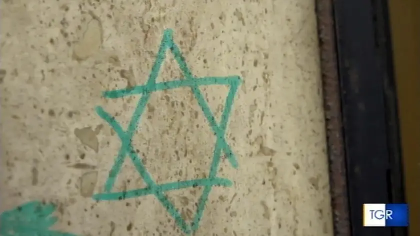 Una stella di David sull'ingresso di casa, con una freccia che indica il suo cognome sul campanello, 31 gennaio 2020. Se l'è ritrovata un uomo, discendente di una famiglia sterminata nella Shoah, che abita a Bologna. L'uomo, la cui testimonianza è stata raccolta dalla Tgr Rai dell'Emilia-Romagna, ha già sporto denuncia alle forze dell'ordine. ANSA/FERMO IMMAGINE TGR EMILIA ROMAGNA +++EDITORIAL USE ONLY - NO SALES+++