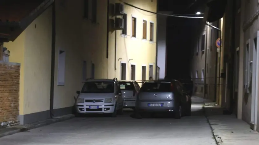 La strada, che porta alla palazzina dove si è consumato il delitto, è interdetta al traffico