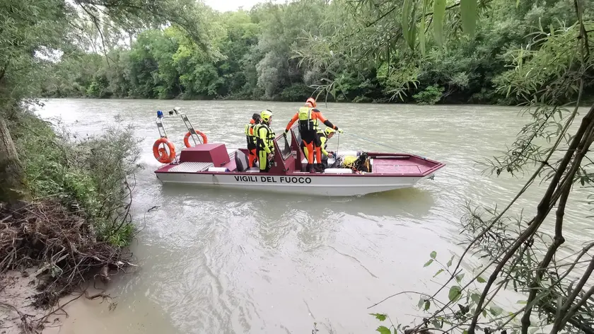 I soccorritori impegnati nelle ricerche sul fiume Natisone