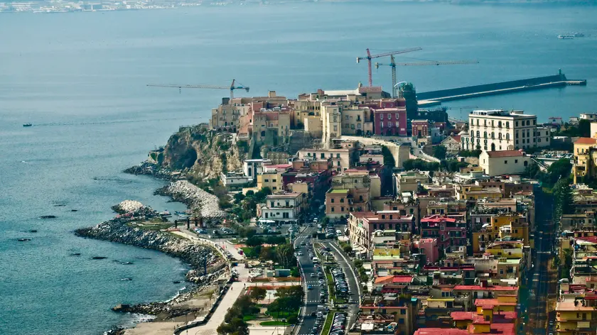 La citta' di Pozzuoli vista dalla sede dell 'Accademia aeronautica dove si e' tenuta una riunione tecnico-operativa con i sindaci dei territori interessati dal bradisismo nei Campi Flegrei, 13 ottobre 2023. Al vertice partecipano il ministro della Protezione Civile Nello Musumeci, il ministro della Cultura Gennaro Sangiuliano, il prefetto di Napoli Claudio Palomba e i sindaci del territorio tra cui il primo cittadino di Napoli Gaetano Manfredi. ANSA/ CIRO FUSCO