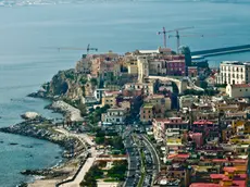 La citta' di Pozzuoli vista dalla sede dell 'Accademia aeronautica dove si e' tenuta una riunione tecnico-operativa con i sindaci dei territori interessati dal bradisismo nei Campi Flegrei, 13 ottobre 2023. Al vertice partecipano il ministro della Protezione Civile Nello Musumeci, il ministro della Cultura Gennaro Sangiuliano, il prefetto di Napoli Claudio Palomba e i sindaci del territorio tra cui il primo cittadino di Napoli Gaetano Manfredi. ANSA/ CIRO FUSCO