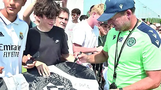 Kosta Runjaic mentre firma autografi ai tifosi bianconeri (foto Petrussi)