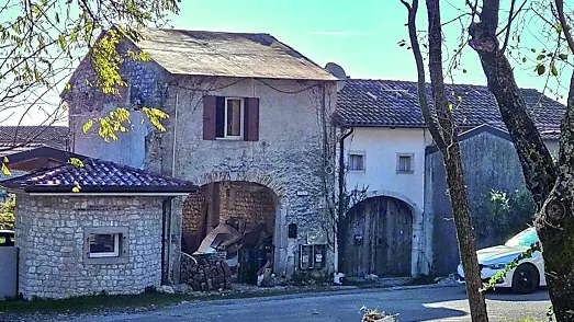 Il luogo in cui si è verificata la caduta dal tetto foto brisotto/petrussi