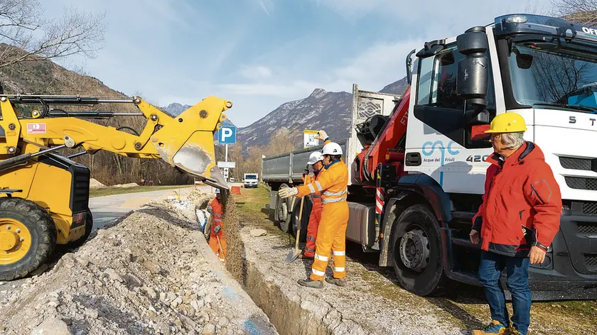 Gli addetti del Cafc al lavoro su una tubatura la società si sta impegnando per ridurre le perdite d’acqua su tutta la rete