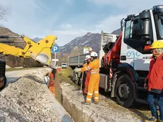 Gli addetti del Cafc al lavoro su una tubatura la società si sta impegnando per ridurre le perdite d’acqua su tutta la rete