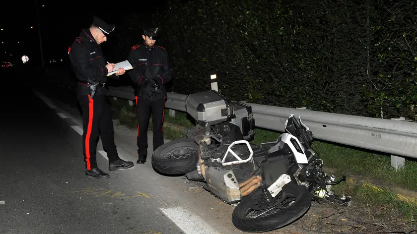 Il luogo dell' incidente tra una moto e un monopattino elettrico avvenuto la scorsa notte a Trezzano sul Naviglio, alle porte di Milano, 14 febbraio 2022. ANSA/Sergio Pontoriero EDITORIAL USE ONLY NO SALES