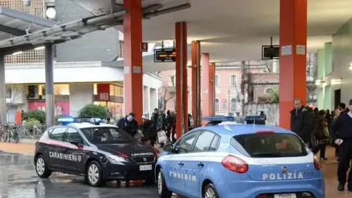Un intervento delle forze dell'ordine all'autostazione di Udine (foto Petrussi)
