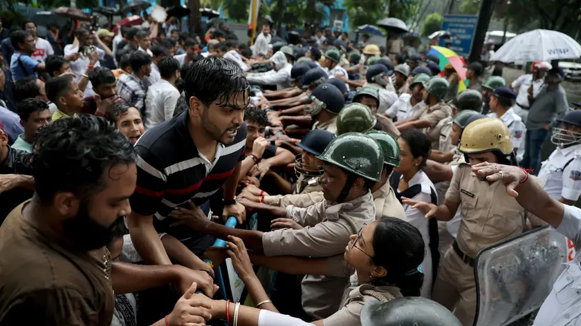 epa11556503 Activists of the right-wing independent all India student organisation Akhil Bharatiya Vidyarthi Parishad (ABVP) try to break a baricade during a march towards the Health Ministry in Kolkata, India 20 August 2024, where they protested against an alleged rape and murder incident. On 09 August a postgraduate medical student was found dead in a seminar room at a hospital, sparking nationwide protests and strikes by medical students and doctors. On 13 August the High Court of Kolkata ruled that the investigation into the rape and murder of a doctor during her working hours at the RG Kar Medical College must be transferred to the Central Bureau of Investigation (CBI). EPA/PIYAL ADHIKARY