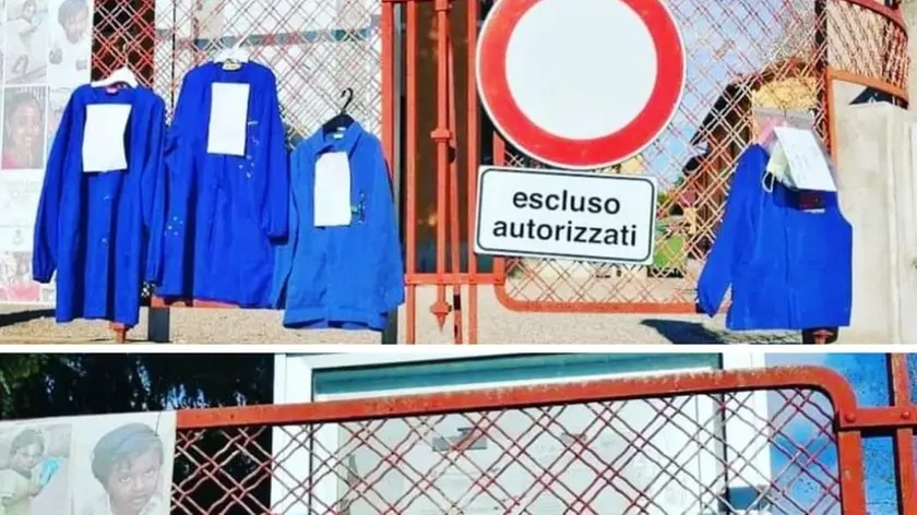 La protesta di un gruppo di genitori fuori da una scuola di Valvasone