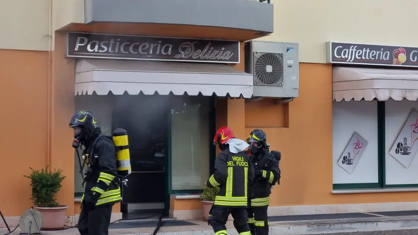 I vigili del fuoco intervenuti per domare l'incendio nella pasticceria