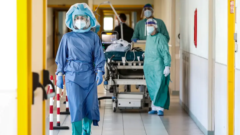 Health workers wearing overalls and protective masks in the intensive care unit of the Tor Vergata hospital during the second wave of the Covid-19 Coronavirus pandemic, Rome, Italy, 26 November 2020. ANSA/GIUSEPPE LAMI