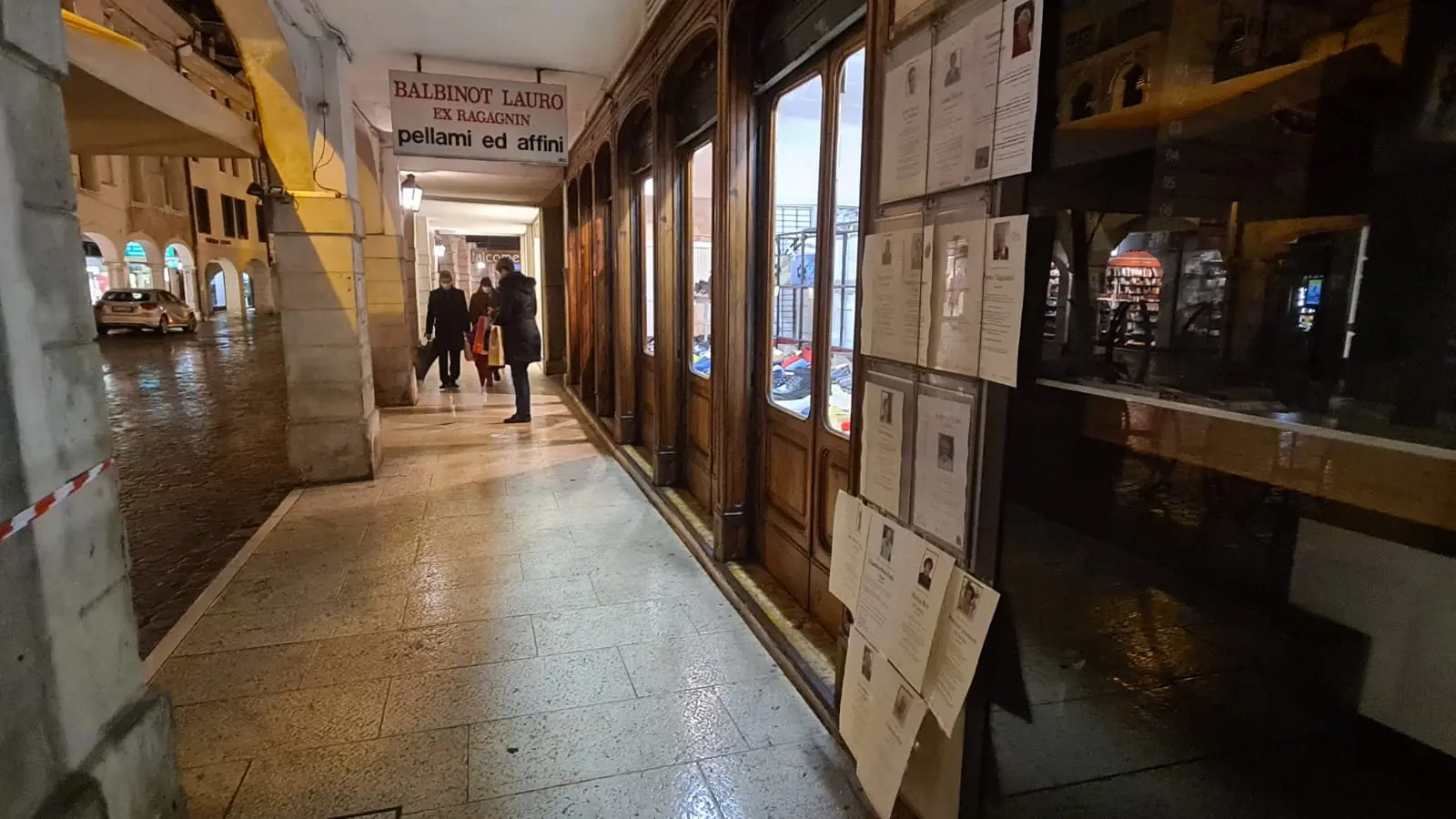 Le epigrafi sulle colonne e le vetrine del centro di Pordenone
