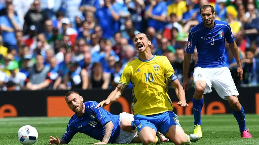 (160617) -- TOULOUSE, June 17, 2016 (Xinhua) -- Sweden's Zlatan Ibrahimovic (C) and Italy's Daniele De Rossi fall during the UEFA Euro 2016 group E match at the Stadium Municipal in Toulouse, France, June 17, 2016. (Xinhua/Tao Xiyi)