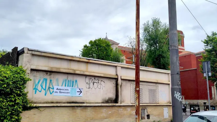 Comparsi questa mattina nei dintorni di Villa Borghese, a Roma, alcuni finti cartelli turistici per segnalare la direzione per l'ambascata di Israele, ribattezzata, l’"Ambasciata del Genocidio", 2 maggio 2024. Una serie di cartelli applicati su muri e cassonetti vicino la sede dell’ambasciata di Israele di via Michele Mercati, nella zona nord della Capitale. ANSA/US COLLETTIVO DI ARTISTI ANONIMO +++ NPK +++ NO SALES, EDITORIAL USE ONLY +++