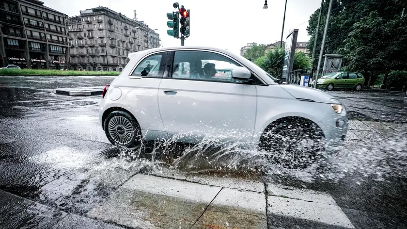 Pioggia intensa e vento forte nel centro città, Torino, 01 luglio 2024. ANSA/TINO ROMANO