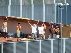 Una protesta degli immigrati del CIE (Centro di identificazione ed espulsione) di Torino, in una foto d'archivio/ANSA/DI MARCO