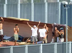 Una protesta degli immigrati del CIE (Centro di identificazione ed espulsione) di Torino, in una foto d'archivio/ANSA/DI MARCO