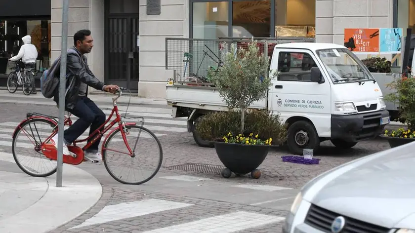 Bumbaca Gorizia 26.10.2018 Piste ciclabili con vasi di fiori © Fotografia di Pierluigi Bumbaca