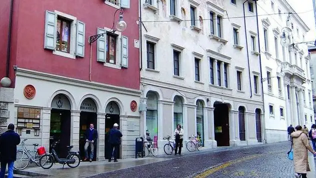 ANTEPRIMA Udine 23 Marzo 2004. Ore 15,15.BIBLIOTECA CIVICA VINCENZO JOPPI SEZIONE RAGAZZI..Palazzo Andriotti sede della sezione ragazzi della Biblioteca Civica Joppi in Riva Bartolini, l'imbocco di via Portanuova e palazzo Bartolini..Telefoto Copyright Petrussi Diego/Foto Agency Anteprima ©