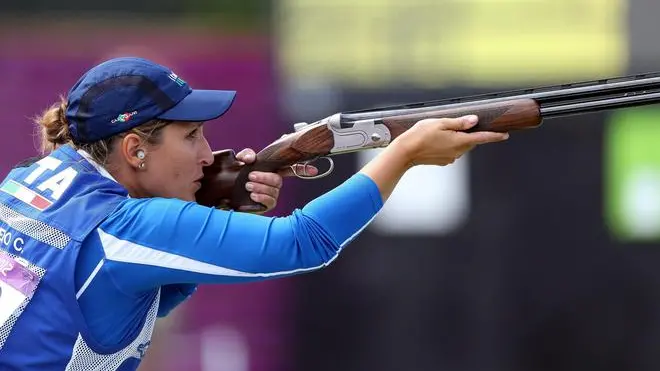 epa03324796 Chiara Cainero of Italy competes in the Women Skeet final during the London 2012 Olympic Games Shooting competition at the Royal Artillery Barracks, south east London, Britain, 29 July 2012. EPA/GEOFF CADDICK