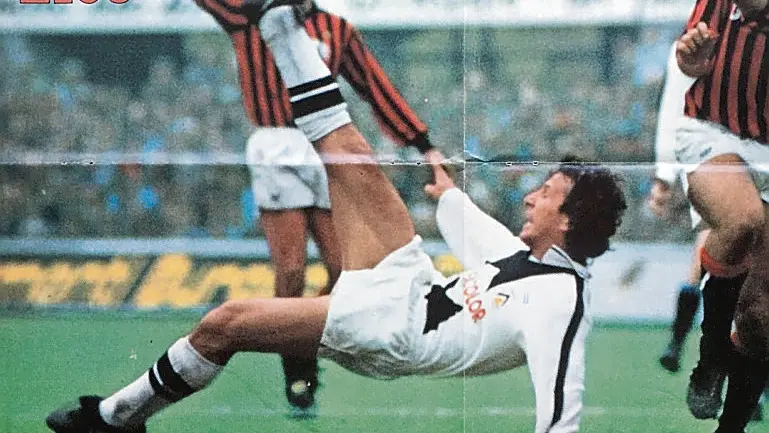 La rovesciata di Zico a San Siro contro il Milan: un gesto tecnico che si prese la copertina dell’Intrepido