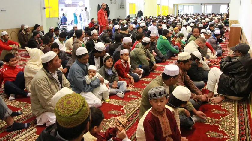 La mancanza di adeguati luoghi di preghiera islamica fa da detonatore a tensioni politiche e sociali