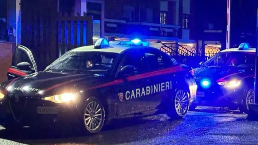 Un momento dell'operazione che ha portato all''arresto di 13 persone, 28 novembre 2023. Le indagini, condotte dai carabinieri del nucleo operativo e radiomobile della compagnia di Frascati traggono origine da una serie di singoli arresti per spaccio e detenzione di sostanze stupefacenti che hanno spinto gli inquirenti ad approfondire la provenienza e la gestione dello stupefacente nell'area di Valle Martella, nel comune di Zagarolo, a sud est della Capitale. Le due persone a capo dell'associazione, entrambe di origini sinti, avevano reinvestito parte dei proventi derivanti dall'attività illecita in una pizzeria, che è stata sequestrata. ANSA/ UFFICIO STAMPA ++HO - NO SALES EDITORIAL USE ONLY++