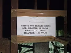 Il cartello di chiusura voluto dalla Questore al Ca' Margherita di Lignano