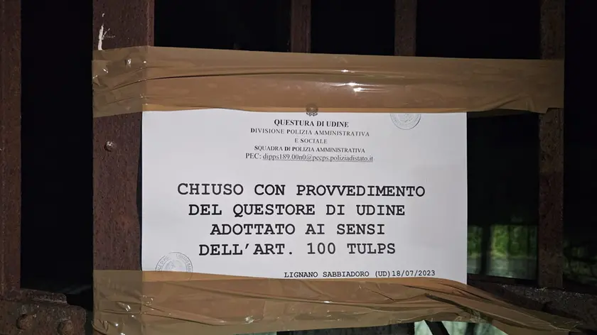 Il cartello di chiusura voluto dalla Questore al Ca' Margherita di Lignano