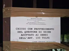 Il cartello di chiusura voluto dalla Questore al Ca' Margherita di Lignano