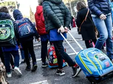 Le telecamere dell'istituto hanno ripreso la donna e il bambino darsi la mano e allontanarsi