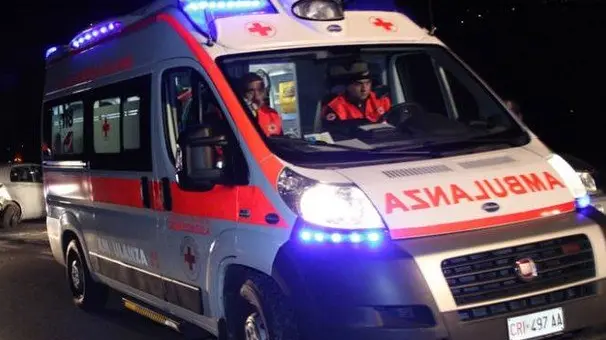 Auto esce di strada e finisce contro un muro a Pagnacco