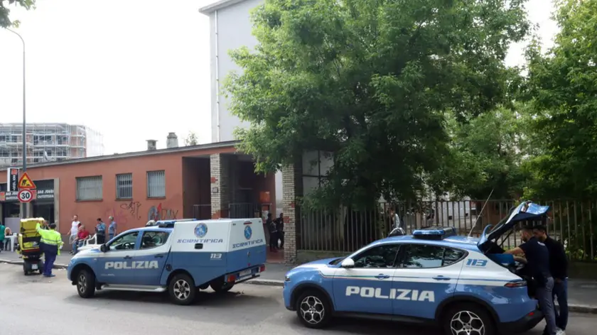 I rilievi della Polizia a Milano, dove un uomo questa mattina è stato ferito a colpi d'arma da fuoco in via Recoaro, periferia sud della città, nei pressi di un bar. L'uomo è stato trasportato in codice rosso all'ospedale San Carlo, 7 giugno 2024 ANSA/ Paolo Salmoirago
