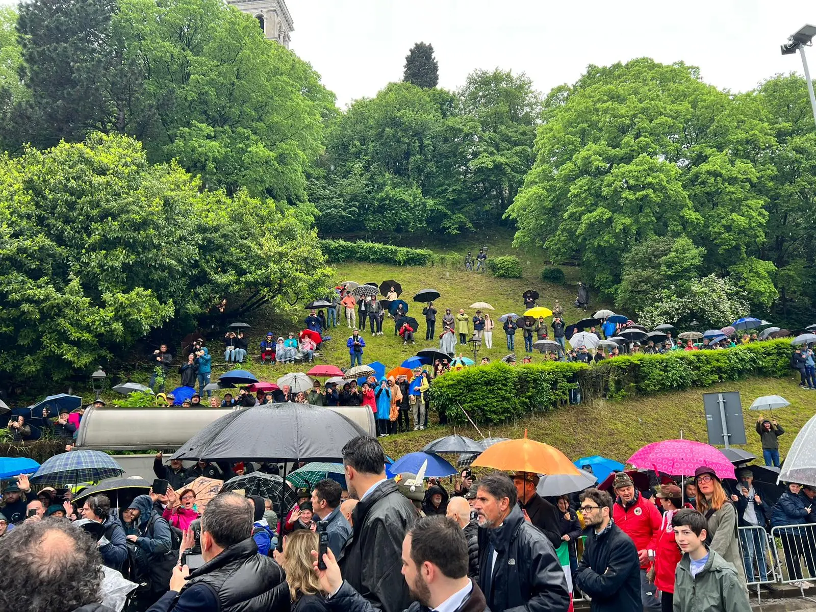 Tantissima emozione per la sfilata degli alpini: marciano 70 mila penne nere. Presente anche il presidente del consiglio, Giorgia Meloni, che ha indossato il cappello da alpino. Ad aprire il corteo lo striscione dell'Adunata (Alpini, la più bella famiglia) seguiti dalla Fanfara della Julia e dal gonfalone di Udine. Dopo in marcia le portatrici carniche, uno striscione dedicato a Cainero e il labaro con il ministro della Difesa Crosetto (Foto Petrussi, Seu, Cescon)