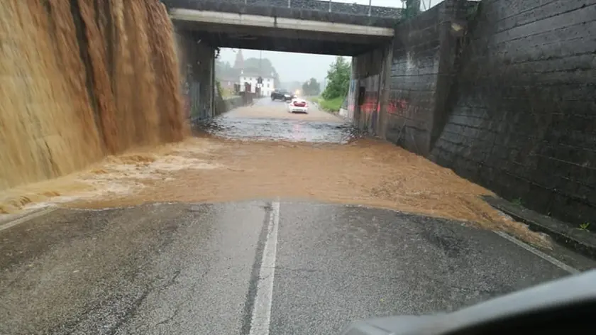 Nella foto di Enrico Gatti un sottopassaggio allagato a Reana